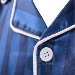 Satijnen Pyjama | Marine Blauw Gestreept | www.pietkoopmans.nl