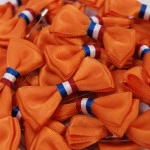 Oranje strikken met Speld | www.pietkoopmans.nl