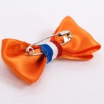Oranje strikken met Speld | www.pietkoopmans.nl