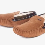 Barbour Luxe Pantoffel | Suede Camel | www.pietkoopmans.nl