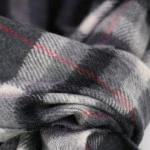John Hanly Sjaal Merino | Grijs Rood Geruit | www.pietkoopmans.nl