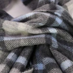 John Hanly Sjaal Merino | Lichtblauw Antraciet Geruit | www.pietkoopmans.nl