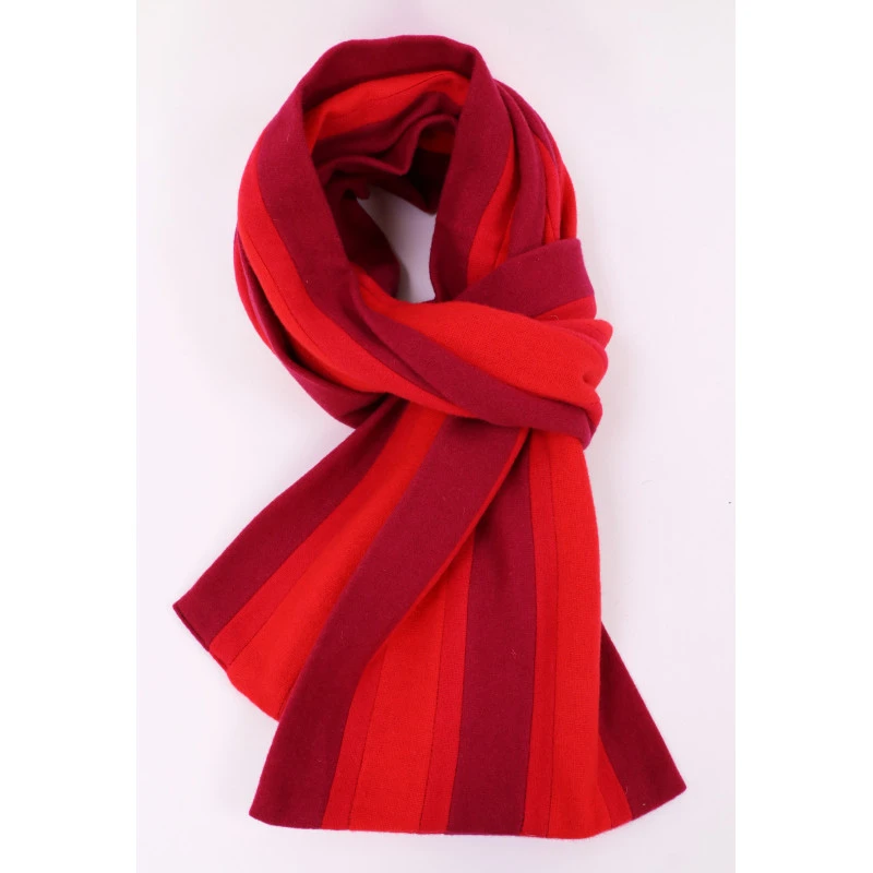 College Shawl Greenwich | Rood Framboos | www.pietkooopmans.nl