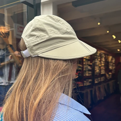 Cap met grote opvouwbare klep Zomer | Kit | www.pietkoopmans.nl