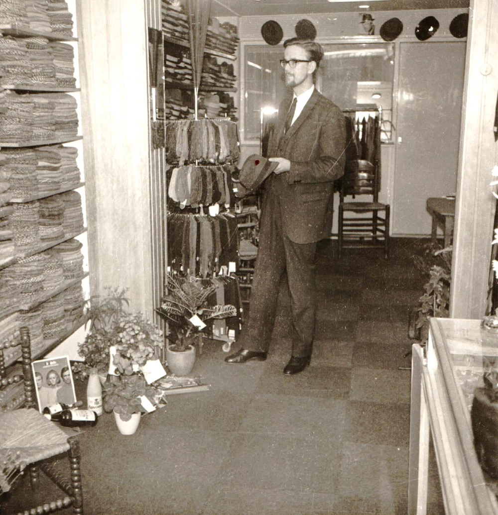 Piet Koopmans in de verbouwde winkel.