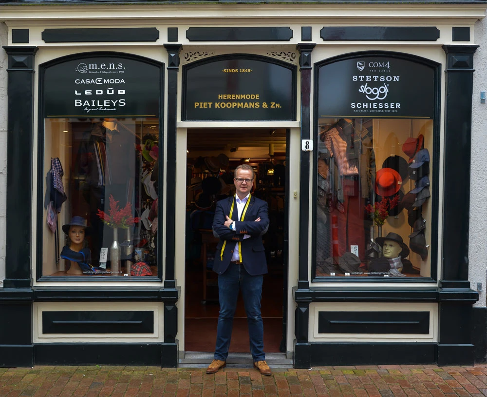 Sjouke Koopmans voor de winkel