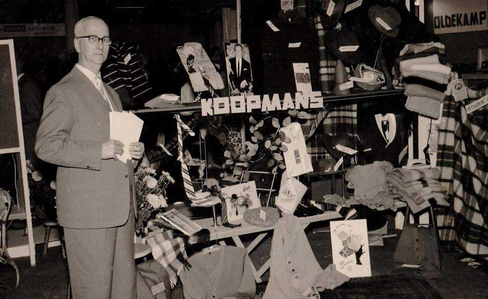 Sjouke Lambertus Koopmans tijdens een vakbeurs in 1959